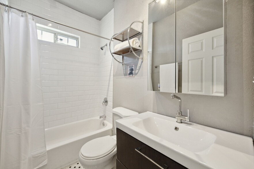 Building Photo - 605 S Oak Cliff Blvd