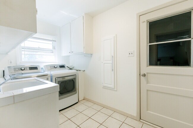 Building Photo - Newly remodeled 3/2/2 in north Lubbock!  M...