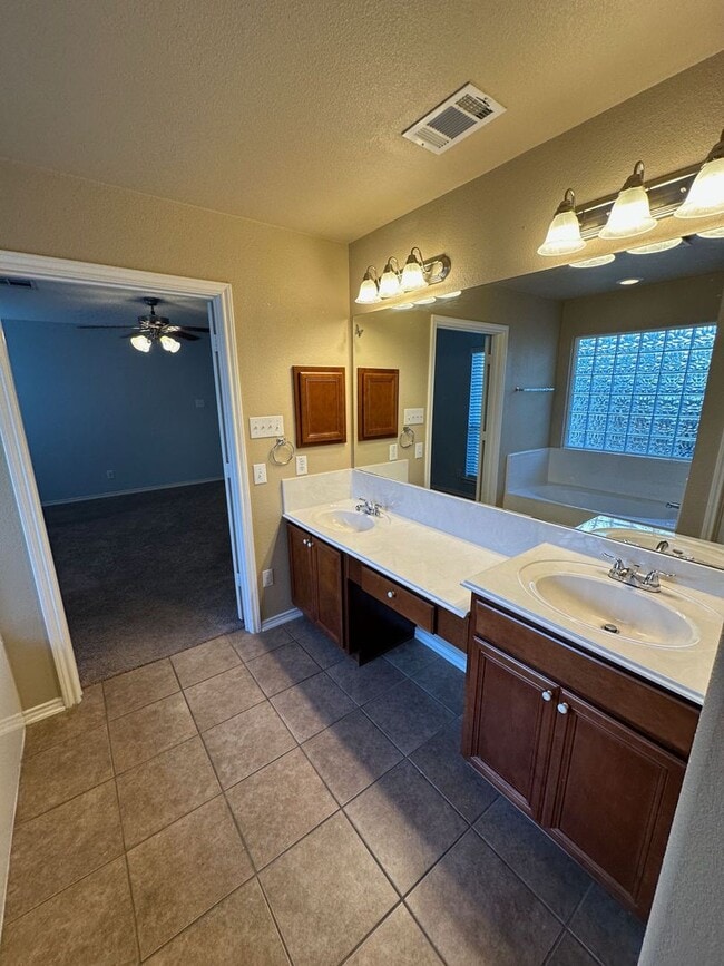 Building Photo - Trophy Ridge Beauty