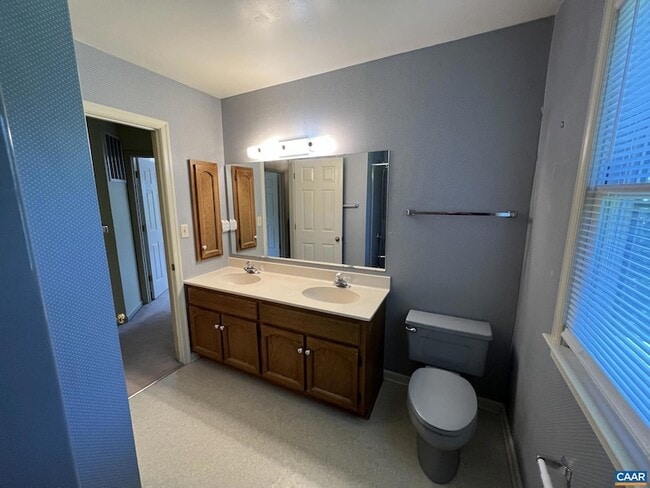 Building Photo - 2424 Holkham Dr