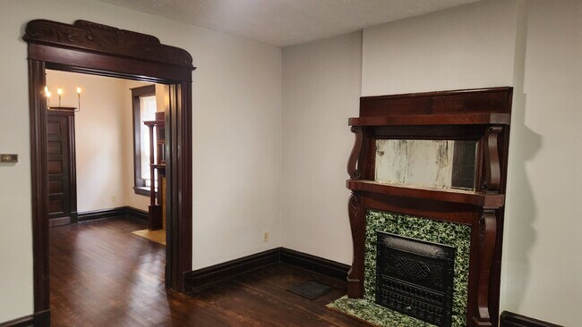 Building Photo - "Spacious 5-Bedroom Gem with 2 Full Baths in St. Louis – Your Ideal Family Home Awaits!"
