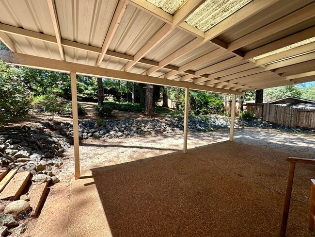 Building Photo - 3 Bedroom 2 Bathroom House in Desirable Al...