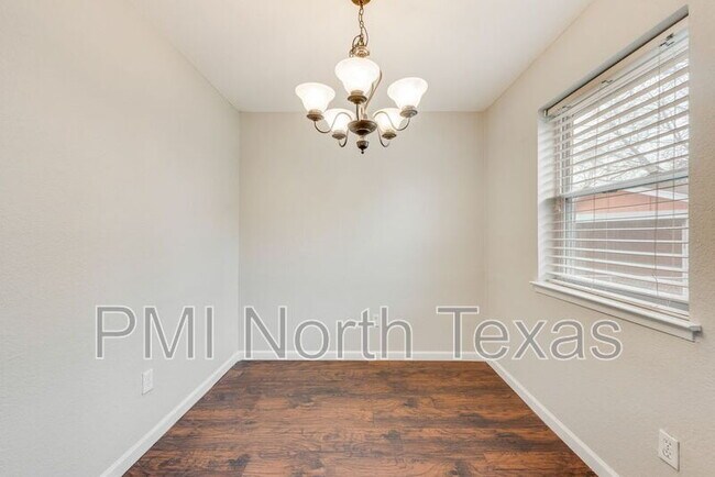 Building Photo - 305 Live Oak Dr