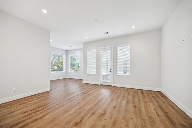 Building Photo - 520 Janisch Rd