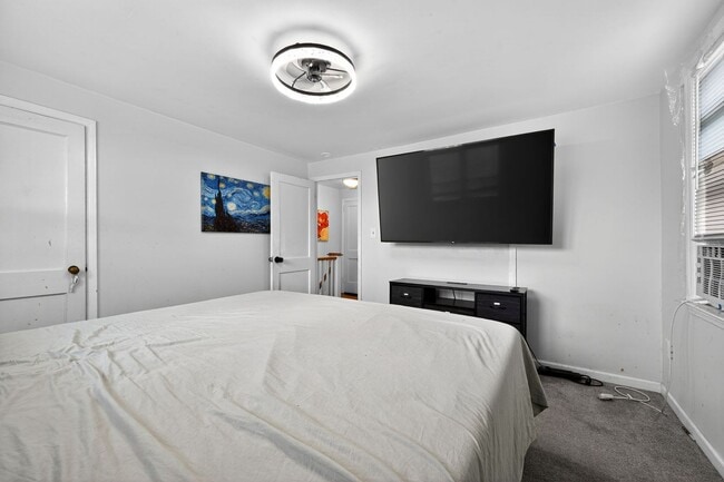 Building Photo - 3 Bedroom, 1 Bath Smart Fully Furnished To...