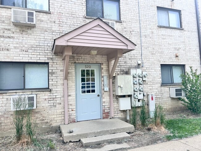 Building Photo - 520 E Spruce Dr