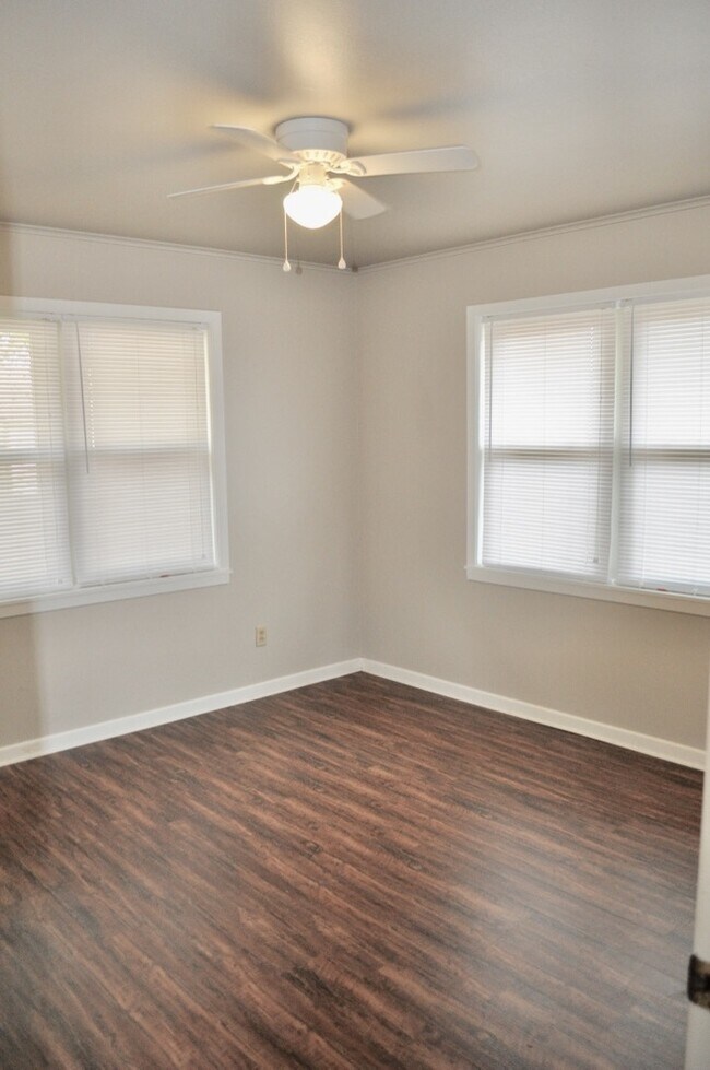 Building Photo - FOR LEASE! Nice 3-2-2 Brick Home in Weatherford!