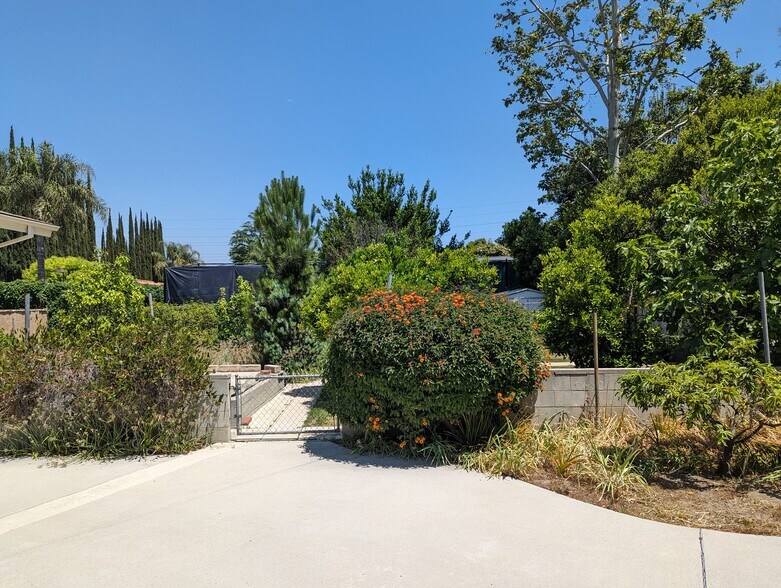 Building Photo - 5440 Topeka Dr