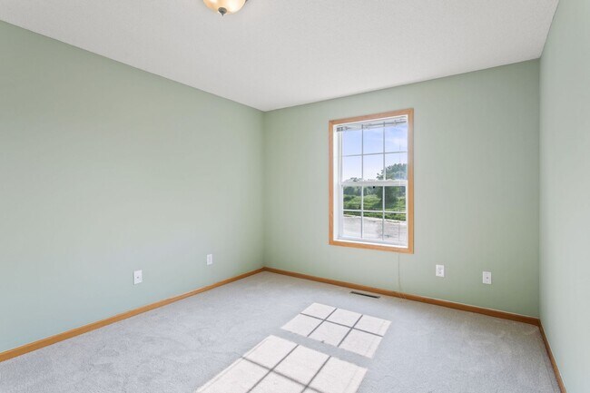 Building Photo - Freshly Remodeled 3bd 3ba Townhome for Rent in Club West, Blaine – Pond View!