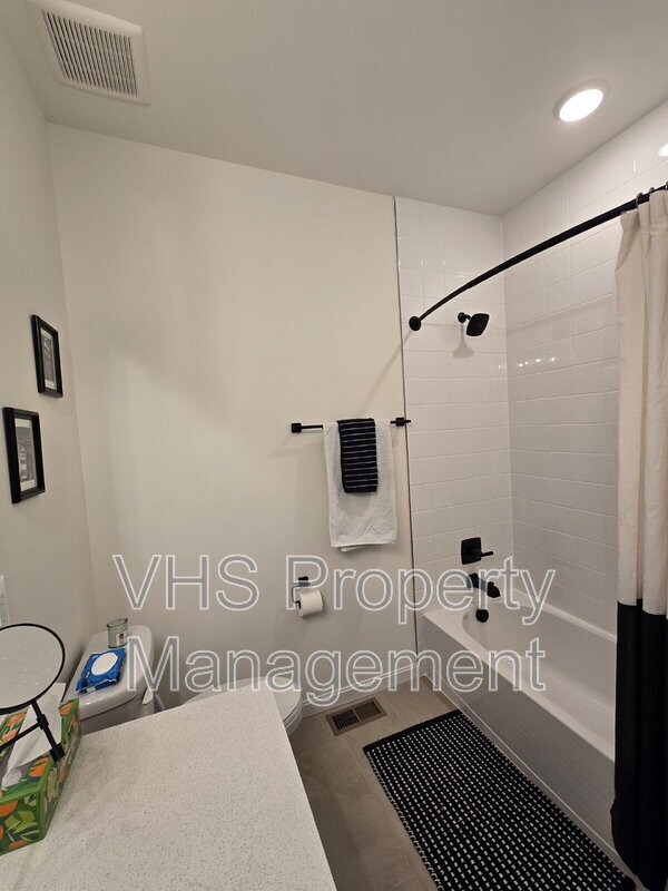 Building Photo - 609 Clover Ln