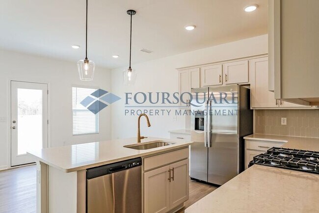 Building Photo - Stylish End-Unit Townhome with Patio & One Car Garage  – Crescent Mills, Clayton