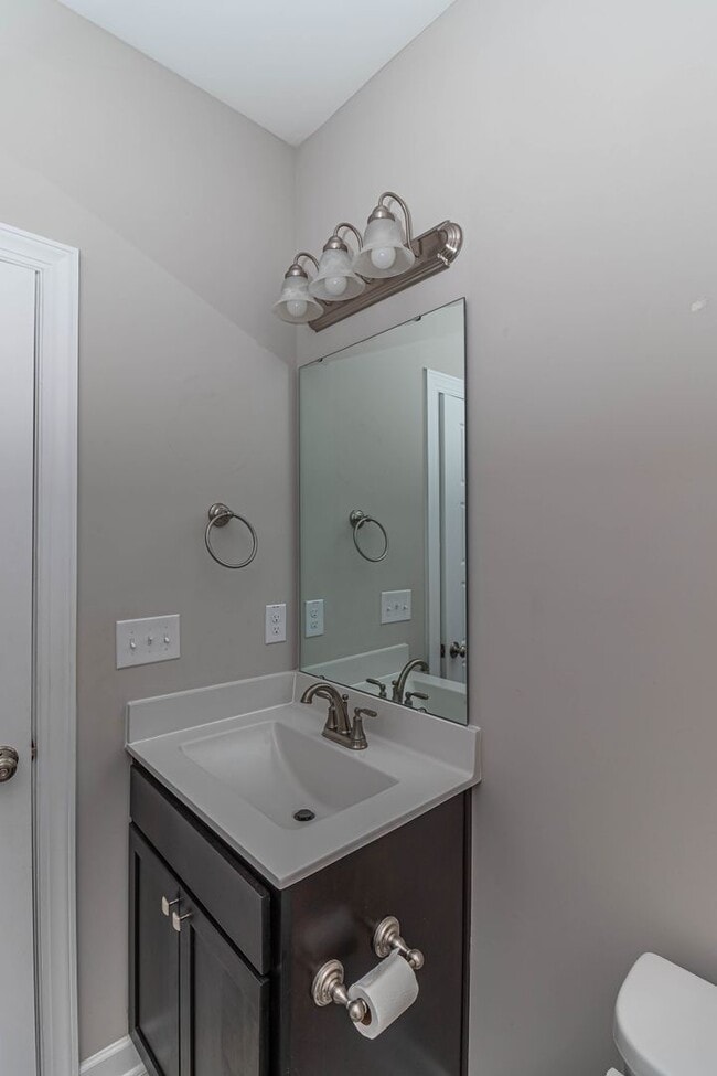 Building Photo - Immaculate 3 BR | 2 BA Ranch Home in Golds...