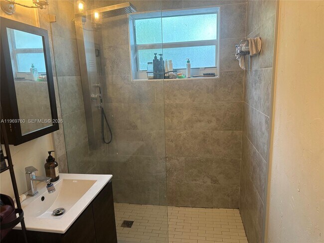 Building Photo - 1147 NE 113th St