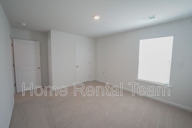 Building Photo - 108 Windrush Pnes