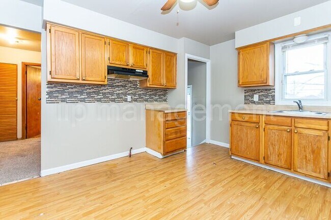 Building Photo - 4 Bedroom 2 Bath Cape Cod in Maple Hts