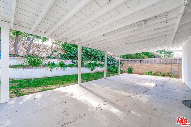 Building Photo - 20746 Clarendon St
