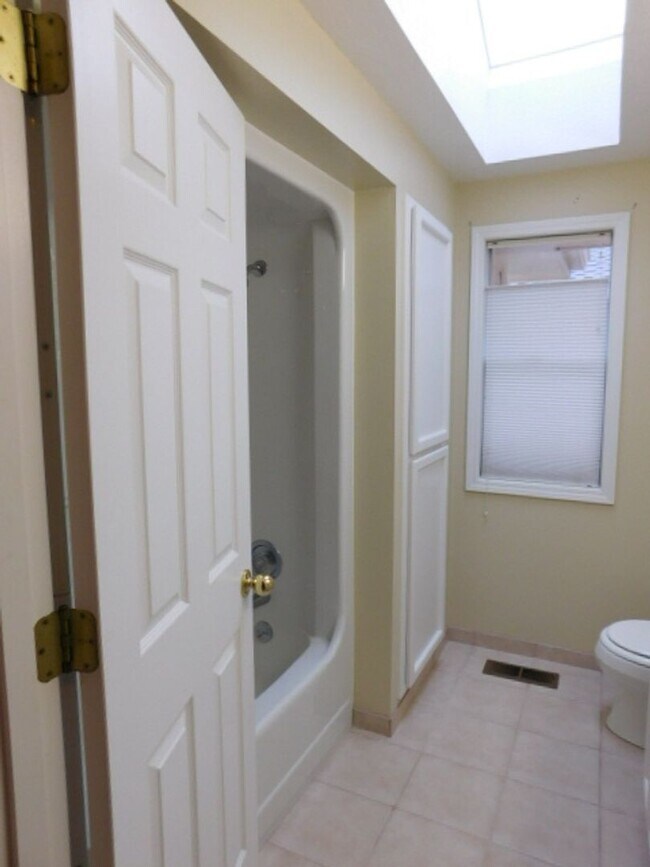 Building Photo - 3Bd/2Ba Single Story Home-For viewing!