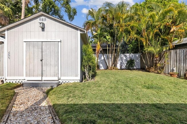 Building Photo - 227 W Fern St