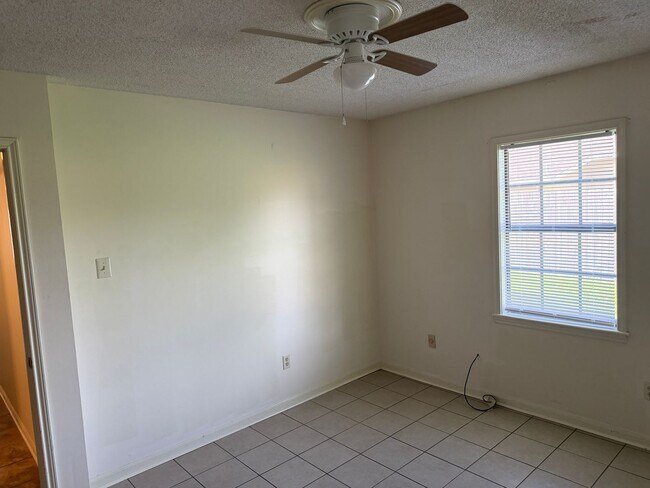 Building Photo - 6009 Quail Ridge