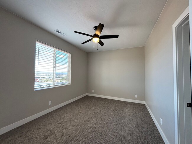 Building Photo - SPACIOUS HOME FOR RENT!