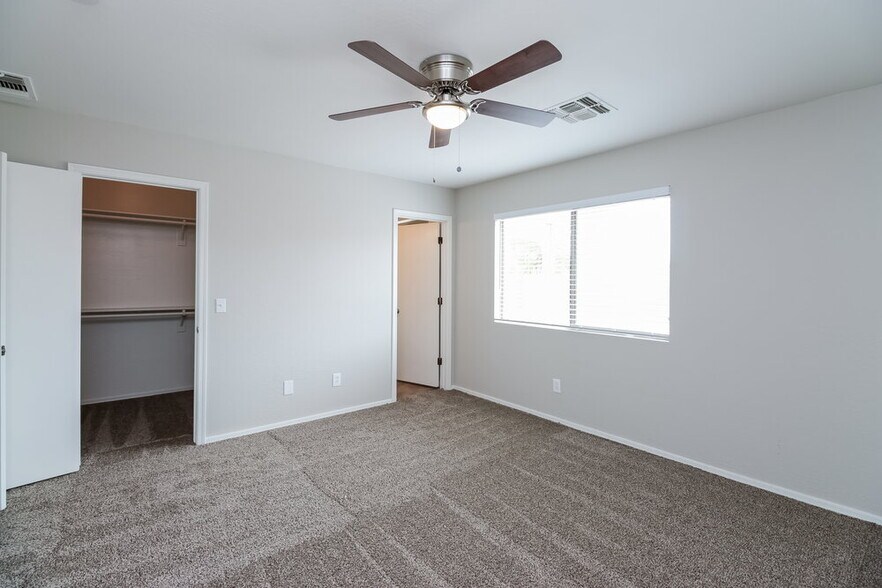 Building Photo - 15843 W Woodlands Ave