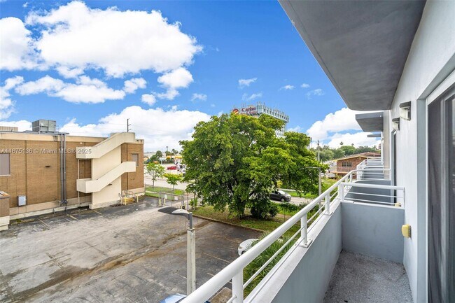 Building Photo - 645 Palmetto Dr