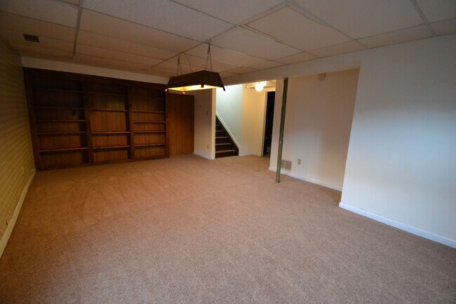 Building Photo - 4 Bedroom with AC and a fireplace on the W...