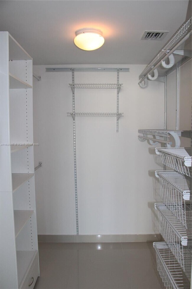 Building Photo - 475 Brickell Ave
