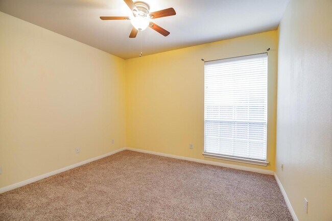 Building Photo - 2412 Arbor Dr