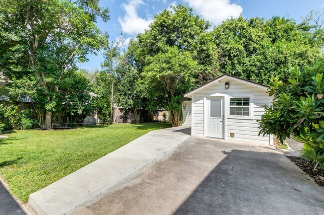 Building Photo - Charming Home in Alamo Heights ISD with Bo...