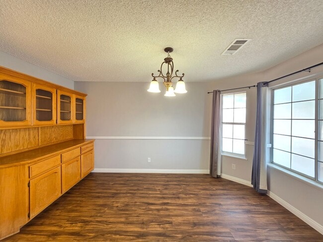 Building Photo - Spacious 4 Bedrooms & 3 Full bathroom Home with Over 2,200 Sq Ft on a Corner Lot!