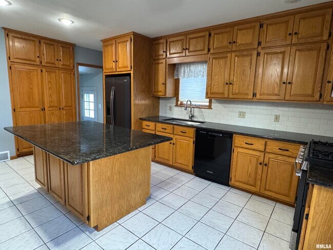 Building Photo - 1020 Brown St