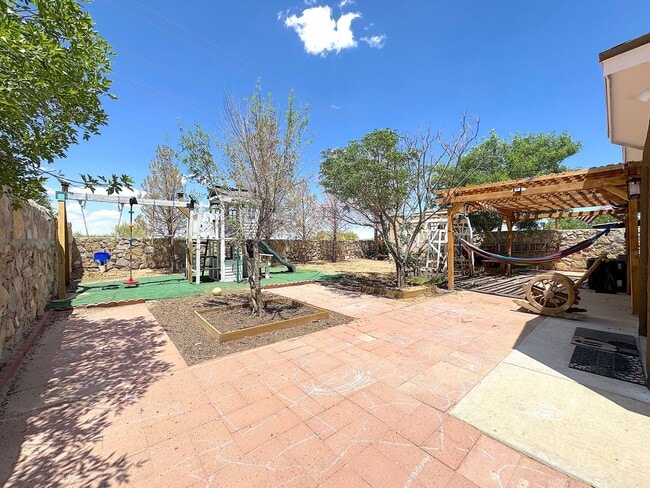 Building Photo - East El Paso 3 bed Refrig A/C with Gorgeous Yard!