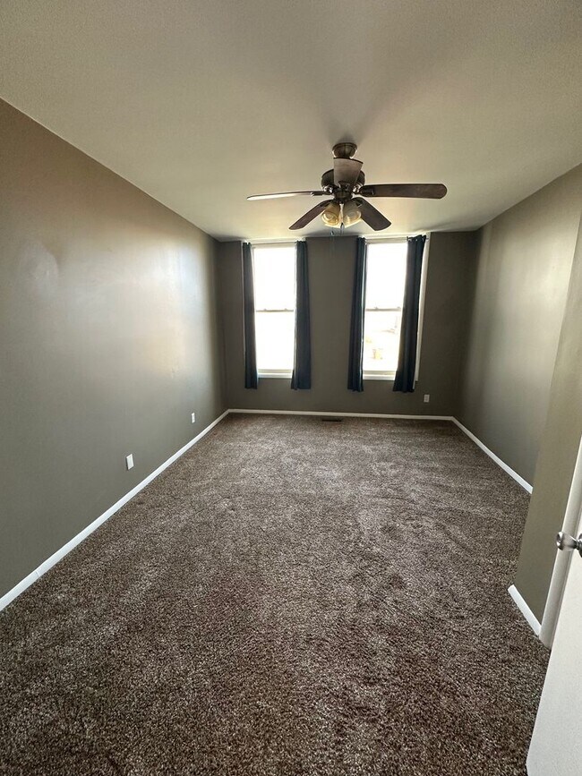 Building Photo - 820 York St