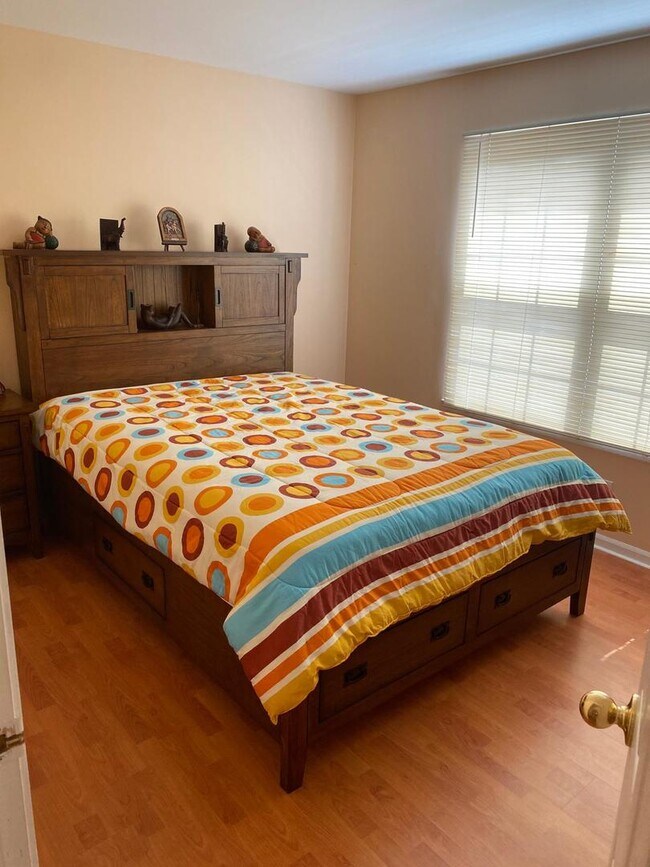 Building Photo - 950 Sweetflower Dr