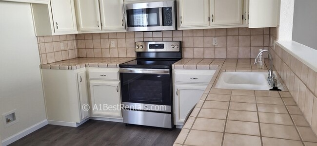 Building Photo - 2325 Orchard View Cir
