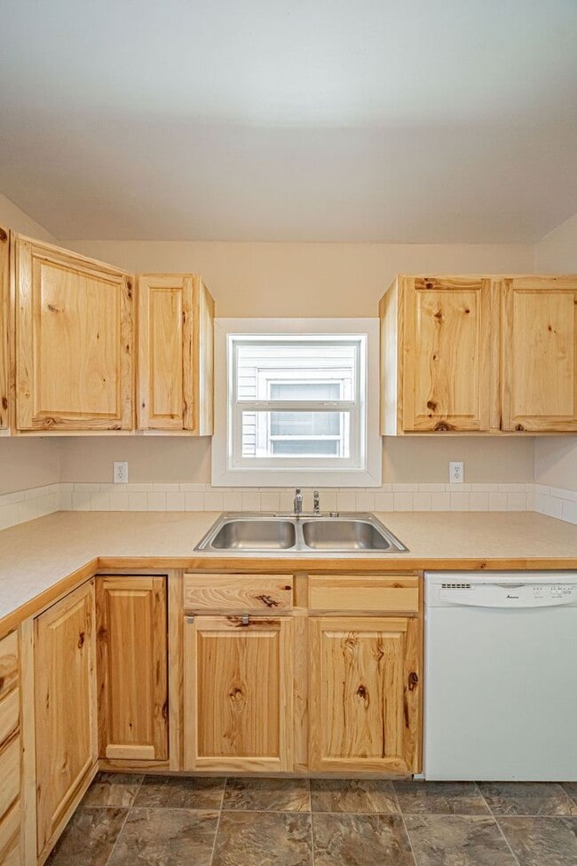 Building Photo - 3 bed 1 bath home recently renovated.