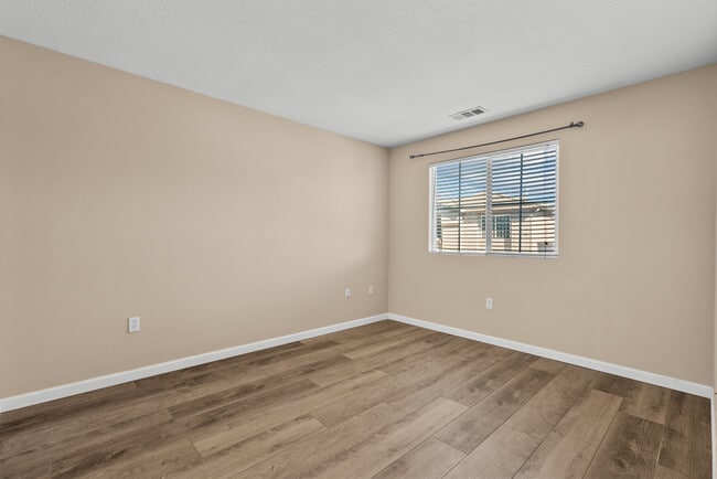 Building Photo - 9447 Hendrix Ln