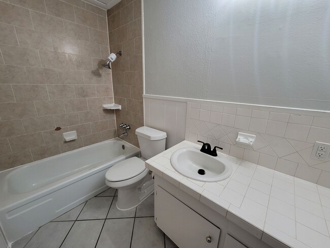 Building Photo - Excellent location! First Floor Condo in NEISD ready for move in Now