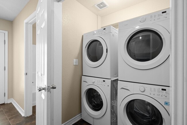 Building Photo - Walk to campus, Walk downtown, Shared Fenced Yard and Courtyard, Flat Rate Utilities!