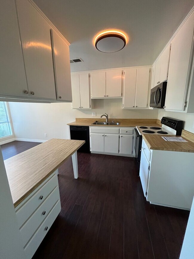 Building Photo - Ground-Floor Living in a Desirable 55+ Thousand Oaks Community