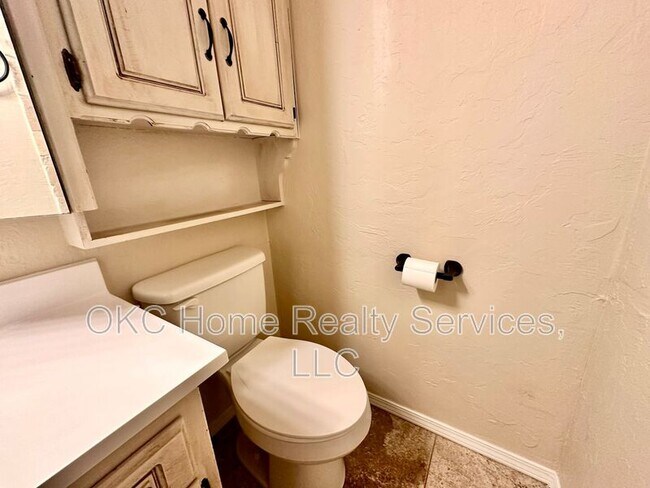 Building Photo - 401 S Bouziden Dr