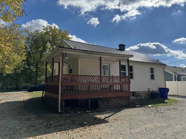 Building Photo - 1611 Nutwood St