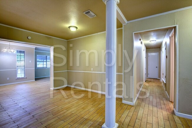 Building Photo - 6716 Sayle St