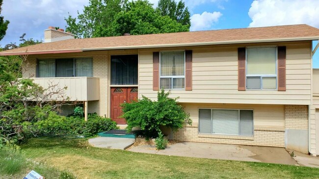 Primary Photo - 4611 Madison Ave