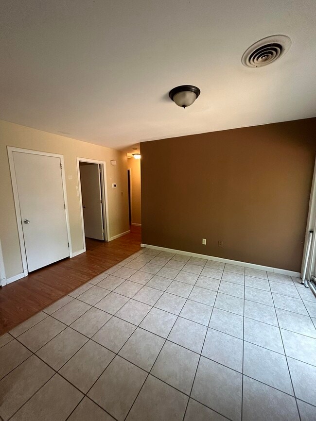 Building Photo - 811 Bahama Dr