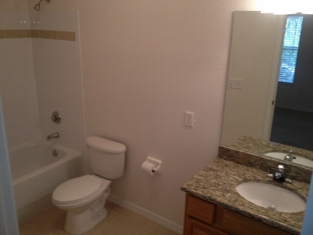 Building Photo - Quiet neighborhood close to Royal Park Plaza, theaters, shopping, restaurants, and UF
