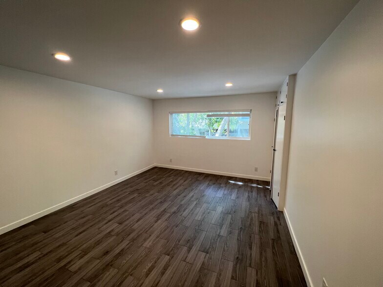 Master bedroom - 1330 N Sweetzer Ave