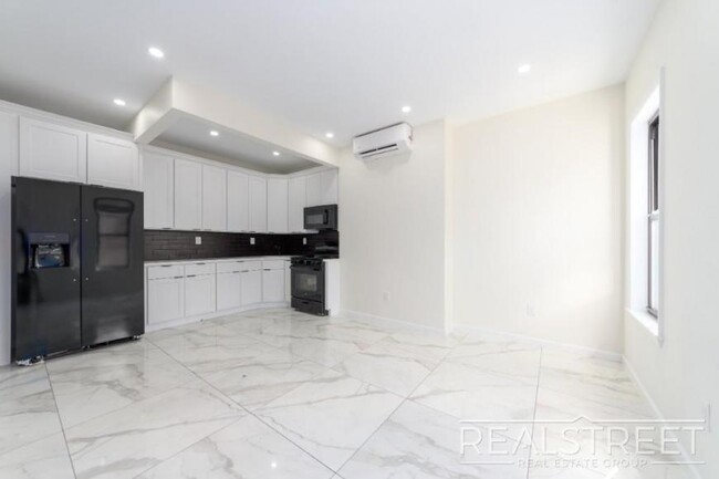 Building Photo - 3 bedroom in BROOKLYN NY 11207