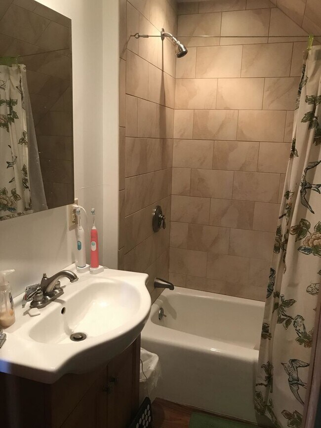 Building Photo - BU 6-bed 3-bath Massive triplex